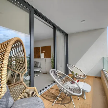 Japandi Sea View 2br With Balcony & Terrace, Pomer, 5 Min Walk To Apartmán
