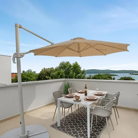 Apartmán Japandi Sea View 2br With Balcony & Terrace, Pomer, 5 Min Walk To Pomer
