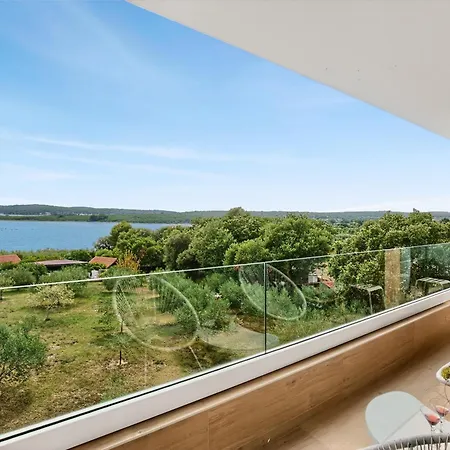 Japandi Sea View 2br With Balcony & Terrace, Pomer, 5 Min Walk To