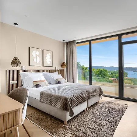 Japandi Sea View 2br With Balcony & Terrace, Pomer, 5 Min Walk To