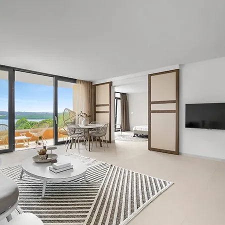 Japandi Sea View 2br With Balcony & Terrace, Pomer, 5 Min Walk To Apartmán